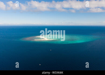 White Sandy Island mit Korallenriffen. Weiße Sandbank. Atoll in der Nähe der Insel Camiguin, Philippinen, Luftaufnahme. Marine, weißer Sand Insel Stockfoto