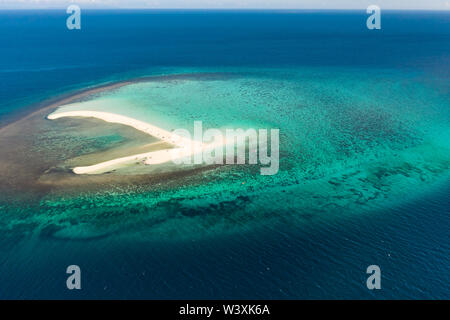 White Sandy Island mit Korallenriffen. Weiße Sandbank. Atoll in der Nähe der Insel Camiguin, Philippinen, Luftaufnahme. Marine, weißer Sand Insel Stockfoto