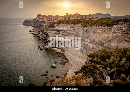 Sonnenuntergang Blick auf die Stadt Bonifacio auf Korsika. Frankreich. Felsen und Meer in Sicht. Stockfoto