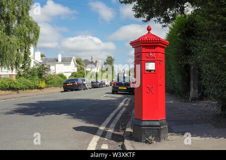 Einer der Cheltenham seltene Original sechseckigen Royal Mail Penfold Briefkästen Stockfoto