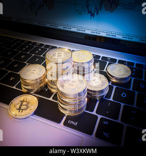 3D-Bild rendern von Gold bitcoin Münzen auf modernen Laptop. Und Blockchain cryptocurrency Konzept. Stockfoto