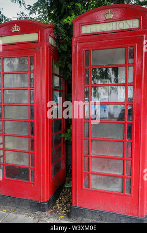 Ein paar etwas schäbig iconic Britischen roten Telefonzellen Stockfoto