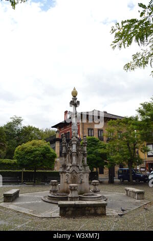 Wunderbare Brunnen der drei Ausläufe an einem bewölkten Tag in Anführungszeichen. August 26, 2013. Comillas, Kantabrien. Urlaub Natur Street Fotografie Stockfoto