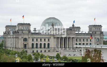 Berlin, Deutschland. 16. Juli, 2019. Blick auf den Reichstag - Deutscher Bundestag Empfang und Begrüßung des Ministerpräsidenten der Republik Moldau von der Bundeskanzlerin mit militärischen Ehren im Ehrenhof des Bundeskanzleramtes in Berlin, Deutschland am 16.07.2019. € | Nutzung der weltweiten Kredit: dpa/Alamy leben Nachrichten Stockfoto