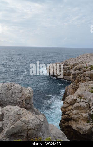 Starke Wellen gegen die Klippen brechen Weiter Zum Leuchtturm In Suances. August 26, 2013. Torrelavega, Kantabrien. Ferienhäuser Natur Straße Phot Stockfoto