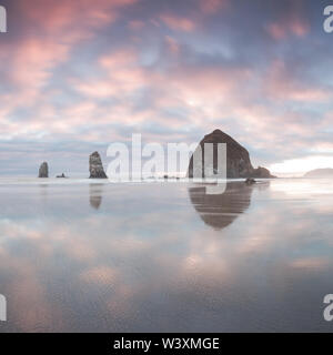 Sonnenaufgang über dem Pazifik durch Meeresbögen an einem Strand im Olympic National Park, La Push, Washington, USA Westküste usa Stockfoto