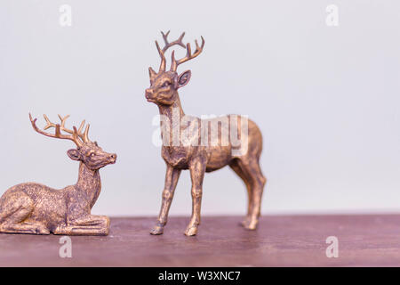 Ein paar Rehe Figuren als Dekor im Zimmer Stockfoto