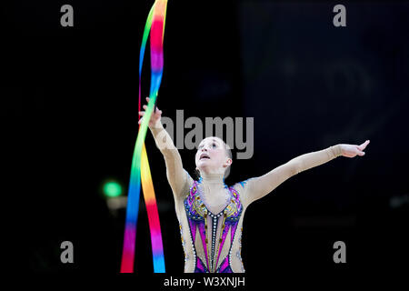 Yuliana Telegina aus Israel führt Ihr ribbon Routine während 2019 Grand Prix de Thiais Stockfoto