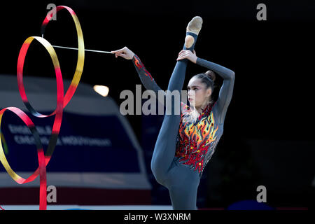 Vlada Nikolchenko aus der Ukraine führt Ihr ribbon Routine während 2019 Grand Prix de Thiais Stockfoto