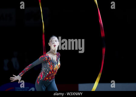 Vlada Nikolchenko aus der Ukraine führt Ihr ribbon Routine während 2019 Grand Prix de Thiais Stockfoto