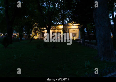 Ukraine, Odessa, deribasivska Street, 11. Juni 2019. Blick auf den alten und schönen Odessa cafe Gebäude in der Stadt garten bei Sonnenuntergang. Stockfoto