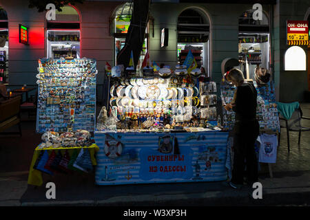 Ukraine, Odessa, deribasivska Street, 11. Juni 2019. Blick auf einem kleinen Verkaufsstand verkaufen verschiedene Souvenirs für Touristen und Einheimische. Stockfoto