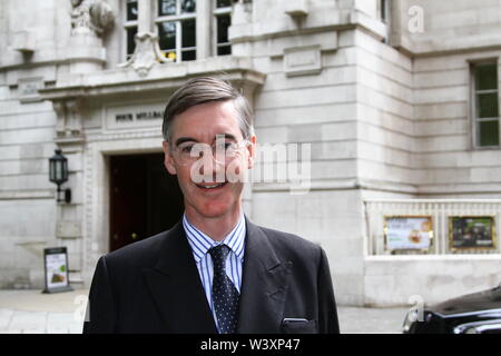 JACOB REES-MOGG MP AM 17TH. JULI 2019 IN DER STADT WESTMINSTER. BRITISCHE POLITIKER. KONSERVATIVE PARTEI MPS. EUROPÄISCHE FORSCHUNGSGRUPPE. BREXIT. ERG. VERLASSEN BEDEUTET VERLASSEN. KEIN DEAL KEIN PROBLEM. BERÜHMTE POLITIKER. RUSSELL MOORE PORTFOLIO-SEITE. Stockfoto