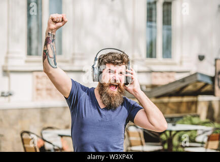 Mann zu Musik im Kopfhörer anhören. brutale kaukasischen Hipster mit Schnurrbart. Musik ist meine Religion. Genießen Sie die Musik. Reifen Hipster mit Bart. Die gemeinsame Nutzung von Musik. Bärtiger Mann. Stockfoto