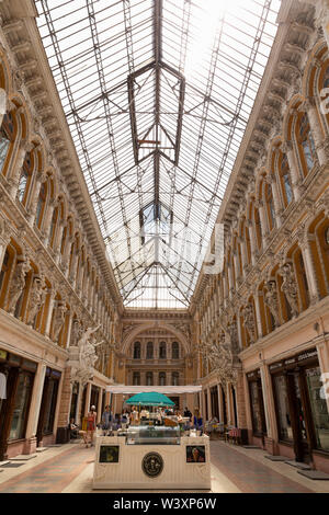 Ukraine, Odessa, deribasivska Street, 12. Juni 2019. Das Ende des 19. Jahrhunderts Shopping Passage mit einem Metall und Glas Vordach abgedeckt Stockfoto