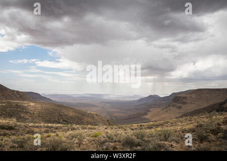 Eine dringend benötigte Regen, die erste in einem Jahr, fällt auf landschaftlich kargen Landschaften der Tankwa Karoo National Park, Northern Cape, Südafrika. Stockfoto