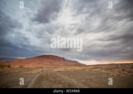 Tankwa Karoo National Park, Northern Cape, Südafrika ist die Heimat von schönen trockenen Landschaften mit Bergen, felsigen Hügeln und Ebenen. Stockfoto