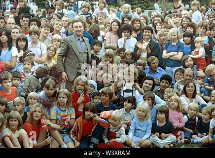Eingereicht - 01. Januar 1982, Berlin: Berliner Bezirke/Kreuzberg/Auslaender/8/ 1982 Mariannenplatzfest: Kreuzberger Mischung, Publikum an einer Folklore-veranstaltung//multi-kulturellen/Türken/Masse/Menschen/Kinder *** Local Caption *** Ausländer/Türken Foto: Paul Glaser/dpa-Zentralbild/ZB Stockfoto