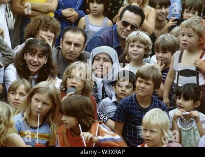 Eingereicht - 01. Januar 1982, Berlin: Berlin-Bezirke/Kreuzberg/Auslaender/8/ 1982 Mariannenplatzfest: Kreuzberger Mischung, Publikum an einer Folklore-veranstaltung. Türkische Frau mit Kopftuch in der Masse // Multi-Kulti/Türken/Masse/Menschen/Kinder *** Local Caption *** Ausländer/Türken Foto: Paul Glaser/dpa-Zentralbild/ZB Stockfoto