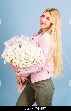 Tag der Frauen. Hübsches Mädchen. Muttertag. Frühling und Sommer. alles Gute zum Geburtstag. Marguerite. Blumenhändler in Blumenladen. Schöne Frau mit daisy flower bouquet. Express Positivität. Stockfoto