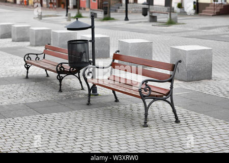 Holzbänke auf dem Platz der Stadt Stockfoto