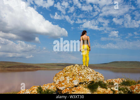 Attraktive Frau steht vor dem See. Entspannen Sie sich und Reisen. Stockfoto