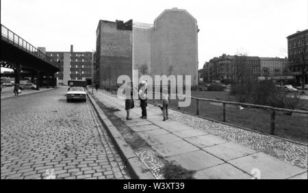 Eingereicht - 01. Januar 1976, Berlin: Berliner Bezirke/1976 Kreuzberg: Schlesiches Tor, auf der linken die Hochbahn zu Oberbaumbruecke, rechts die Schlesische Straße, in der Mitte: Häuser während des Krieges // Foto: Paul Glaser/dpa-Zentralbild/ZB Stockfoto