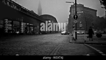 Eingereicht - 01. Januar 1976, Berlin: Berlin/Bezirke/1976: Kreuzberg Skalitzer Straße, Ecke Wiener Straße, die hohen Bahnhof Görlitzer Bahnhof/Lausitzer Platz//Views Foto: Paul Glaser/dpa-Zentralbild/ZB Stockfoto