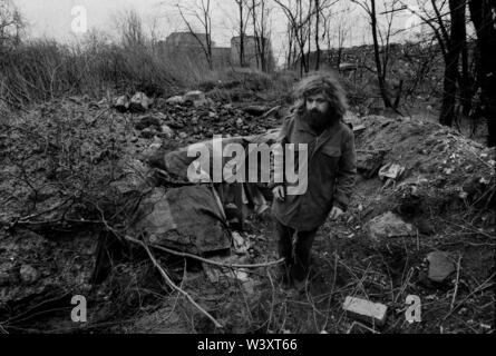 Eingereicht - 01. Januar 1979, Berlin: Berlin-Bezirke/Tiergarten/1/1983 einen Obdachlosen und baute sich eine unterirdische Höhle in den Tiergarten. //Armut/Gehäuse/Obdachlose/Soziales/Gesellschaft Foto: Paul Glaser/dpa-Zentralbild/ZB Stockfoto