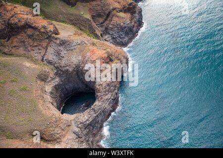 Ein Hubschrauber Tour ist eine atemberaubende Art und Weise die erstaunliche Antenne Landschaft von Kauai, Hawaii, USA einschließlich den berühmten Na Pali Küste zu sehen Stockfoto