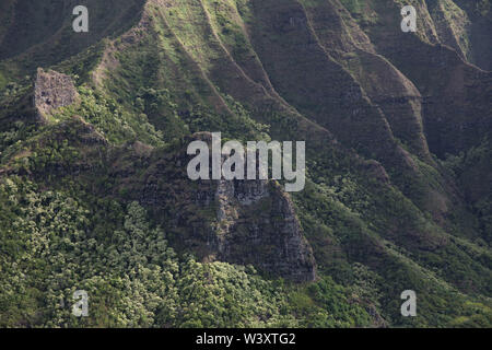 Ein Hubschrauber Tour ist eine atemberaubende Art und Weise die erstaunliche Antenne Landschaft von Kauai, Hawaii, USA einschließlich den berühmten Na Pali Küste zu sehen Stockfoto