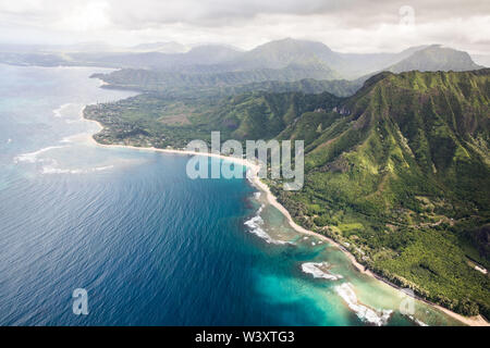 Ein Hubschrauber Tour ist eine atemberaubende Art und Weise die erstaunliche Antenne Landschaft von Kauai, Hawaii, USA einschließlich den berühmten Na Pali Küste zu sehen Stockfoto