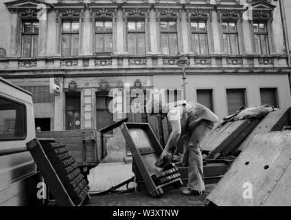 Eingereicht - 01. Januar 1979, Berlin: Berlin/Bezirk Kreuzberg/12/1980 Sanierungsgebiet SO36, Sorauer Straße: Der kohlenmann lädt die Briketts in die Hucke und trägt sie in die Wohnungen. //Gehäuse/Energie/Kohle/Foto: Paul Glaser/dpa-Zentralbild/ZB Stockfoto