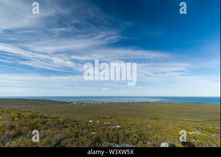 Agulhas National Park schützt Fynbos Lebensraum und bietet Wanderwege und Strand Kämmen in der Nähe von Cape Agulhas, Western Cape, Südafrika. Stockfoto