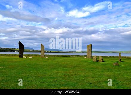 Die Steine von Stenness auf der Ness von Brodgar. Stockfoto