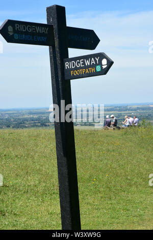 Chiltern Hills - Ridgeway Wegweiser - mit Walker - whiteleaf Hill Stockfoto