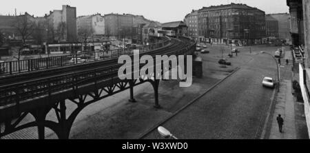 Eingereicht - 01. Januar 1976, Berlin: Berlin-Bezirke/Kreuzberg/1976 Schlesisches Tor mit der U-Bahn, Hochbahn. Die Station war die letzte Station vor dem Osten Berlin, die Oberbaumbrücke über die Spree geschlossen war, nur Fußgänger erlaubt waren, sie zu überqueren. Das ist der Grund, warum so wenige Autos. Foto: Paul Glaser/dpa-Zentralbild/ZB Stockfoto