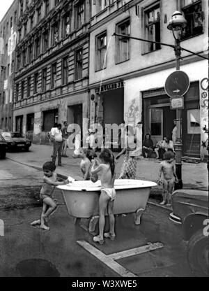 Eingereicht - 01. Januar 1982, Berlin: Berliner Bezirke/Kreuzberg/5.6.1982 Cuvrystrasse. Bewohner haben eine Kreuzberg Badehaus: eine alte Badewanne, einen gartenschlauch auf die Laterne gebaut. Ein großer Spaß für die Kinder. //Gehäuse/Sommer/Armut/Foto: Paul Glaser/dpa-Zentralbild/ZB Stockfoto