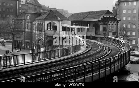 Eingereicht - 01. Januar 1976, Berlin: Berlin-Bezirke/Kreuzberg/1976 Schlesisches Tor mit der U-Bahn, Hochbahn. Die Station war die letzte Station vor dem Osten Berlin, die Oberbaumbrücke über die Spree geschlossen war, nur Fußgänger erlaubt waren, sie zu überqueren. Das ist der Grund, warum so wenige Autos. Foto: Paul Glaser/dpa-Zentralbild/ZB Stockfoto