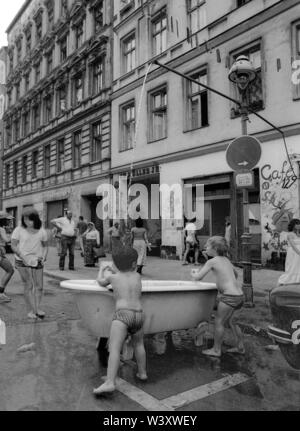 Eingereicht - 01. Januar 1982, Berlin: Berliner Bezirke/Kreuzberg/5.6.1982 Cuvrystrasse. Bewohner haben eine Kreuzberg Badehaus: eine alte Badewanne, einen gartenschlauch auf die Laterne gebaut. Ein großer Spaß für die Kinder. //Gehäuse/Sommer/Armut/Foto: Paul Glaser/dpa-Zentralbild/ZB Stockfoto