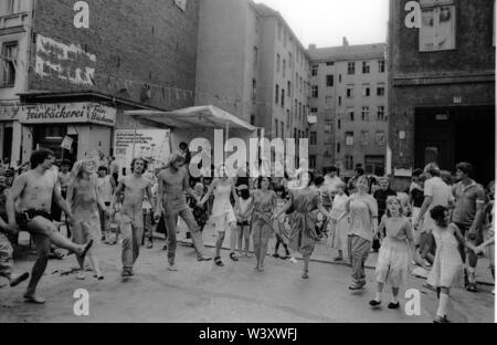 Eingereicht - 01. Januar 1982, Berlin: Berlin-Bezirke/Kreuzberg/Festival 1982 in der Cuvrystrasse, unter anderem von der evangelischen Kirche und die Hausbesetzer in der Straße organisiert. Die erste Hausbesetzung in Berlin fand in dieser Straße im Jahr 1979. Bewohner tanzen vor einem Hinterhof//Dance/Gehäuse/das Leben in der Stadt Foto: Paul Glaser/dpa-Zentralbild/ZB Stockfoto