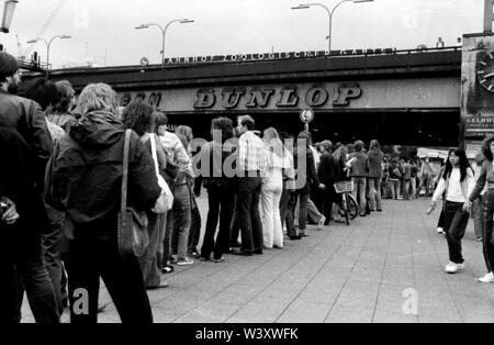 Eingereicht - 01. Januar 1980, Berlin: Berliner Bezirke/Charlottenburg/1980 Obdachlose an der Gedächtniskirche. Dahinter ein Werbeplakat von Berlin//Armut/soziale/Werbung/Foto: Paul Glaser/dpa-Zentralbild/ZB Stockfoto