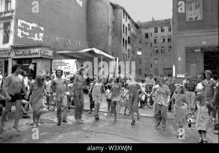 Eingereicht - 01. Januar 1982, Berlin: Berlin-Bezirke/Kreuzberg/Festival 1982 in der Cuvrystrasse, unter anderem von der evangelischen Kirche und die Hausbesetzer in der Straße organisiert. Die erste Hausbesetzung in Berlin fand in dieser Straße im Jahr 1979. Bewohner tanzen vor einem Hinterhof//Dance/Gehäuse/das Leben in der Stadt Foto: Paul Glaser/dpa-Zentralbild/ZB Stockfoto