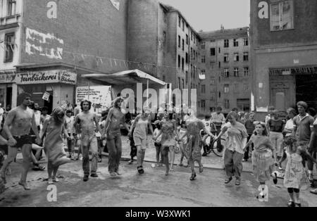 Eingereicht - 01. Januar 1982, Berlin: Berlin-Bezirke/Kreuzberg/Festival 1982 in der Cuvrystrasse, unter anderem von der evangelischen Kirche und die Hausbesetzer in der Straße organisiert. Die erste Hausbesetzung in Berlin fand in dieser Straße im Jahr 1979. Bewohner tanzen vor einem Hinterhof//Dance/Gehäuse/das Leben in der Stadt Foto: Paul Glaser/dpa-Zentralbild/ZB Stockfoto