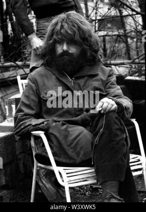 Eingereicht - 01. Januar 1979, Berlin: Berlin-Bezirke/Tiergarten/1/1983 einen Obdachlosen und baute sich eine unterirdische Höhle in den Tiergarten. //Armut/Gehäuse/Obdachlose/Soziales/Gesellschaft Foto: Paul Glaser/dpa-Zentralbild/ZB Stockfoto