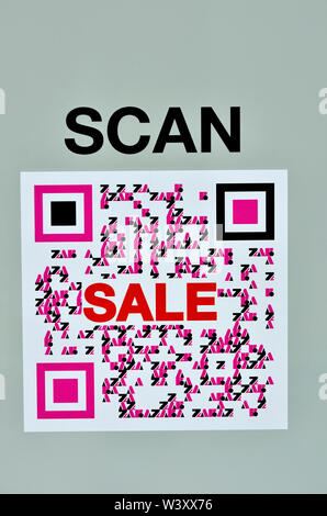 London, England, UK. QR-Code auf einen Shop bei einem Verkauf, können mit einem Mobiltelefon Zugang zu Informationen gescannt werden. Stockfoto
