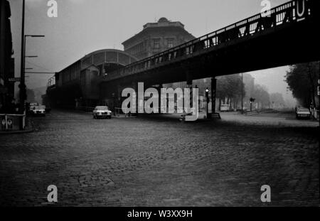 Eingereicht - 01. Januar 1976, Berlin: Berliner Bezirke/1976: Kreuzberg Skalitzer Straße, Ecke Wiener, der Görlitzer Bahnhof erhöhten Bahnhof. Städtische Landschaft wie im 19. Jahrhundert/Gründerzeit // Stadtentwicklung Foto: Paul Glaser/dpa-Zentralbild/ZB Stockfoto