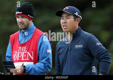 Südkoreas Byeong Hun Ein (rechts) am 5. T-Stück während des Tages eine der Open Championship 2019 im Royal Portrush Golf Club. Stockfoto