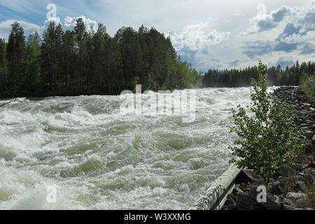 Finden Sie Storforsen Stromschnellen im Fluss Pitealven, Vidsel, Lappland, Schweden Stockfoto