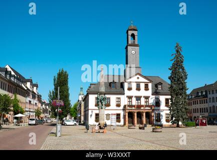 Klassizistische Rathaus auf dem Markt, Rochlitz, Sachsen, Deutschland Stockfoto